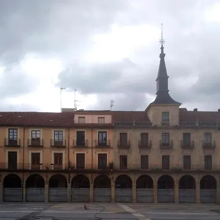 Plaza Mayor De 3ª Planta En Edificio Histórico Sin Ascensor Con Vistas Privilegiadas León