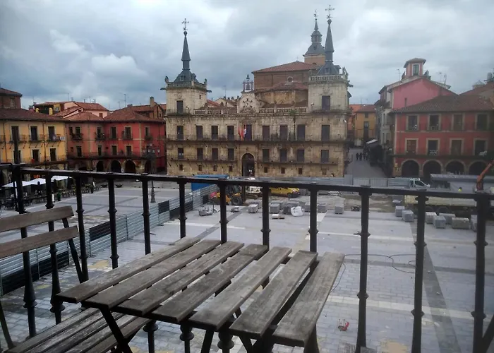 Plaza Mayor De 3ª Planta En Edificio Historico Sin Ascensor Con Vistas Privilegiadas * León